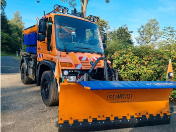 Engin de déneigement UNIMOG U400