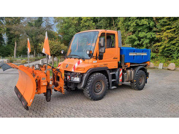 Engin de déneigement UNIMOG