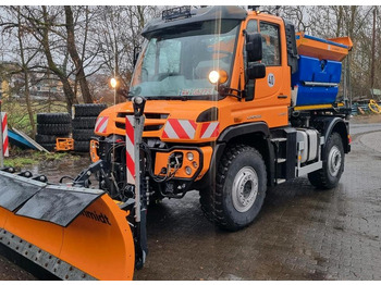 Engin de déneigement UNIMOG