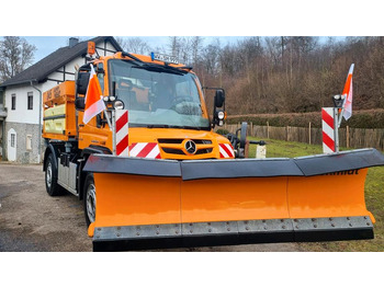 Engin de déneigement UNIMOG