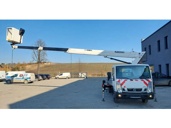 Camion avec nacelle NISSAN