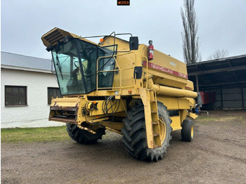 Combine harvester New Holland TX36 20 ft header with wagon (see video) en leasing occasion Combine harvester New Holland TX36 20 ft header with wagon (see video): photos 1