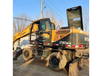 Pelle sur pneus HYUNDAI