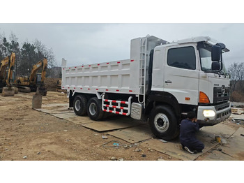 Camion benne HINO