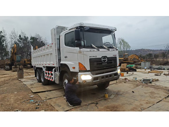 Camion benne HINO
