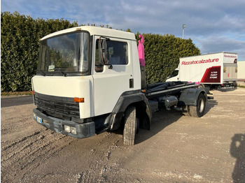 Camion ampliroll NISSAN
