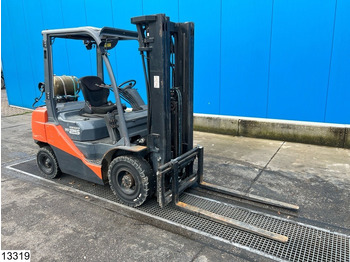 Chariot élévateur à gaz Toyota 8 FGF 25 2.500 KG: photos 2