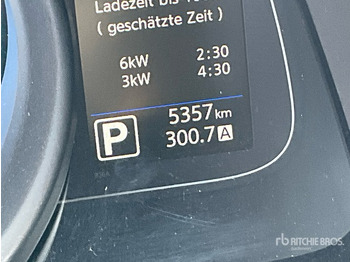 Camion plateau NISSAN