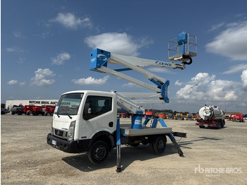 Camion avec nacelle NISSAN