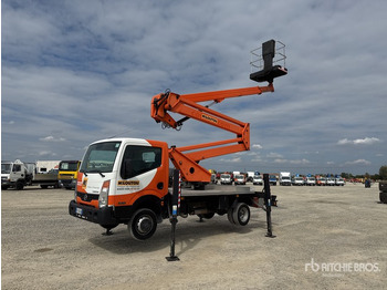 Camion avec nacelle NISSAN