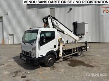Camion avec nacelle NISSAN