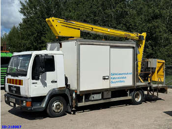 Camion avec nacelle MAN