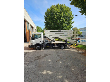 Camion avec nacelle