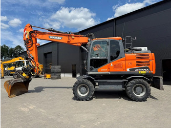 Pelle sur pneus DOOSAN