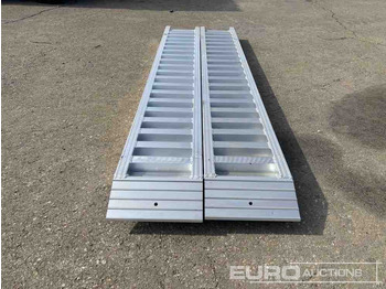 Matériel de chantier Aluminium Ramp (2 of) (250cm Length, 6Ton Capacity): photos 4