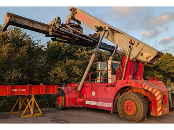 Reach stacker