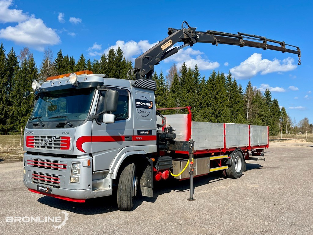 2005 Volvo FM 300 Flatbed+Crane HMF 1560-K4 - Camion plateau: photos 2 2005 Volvo FM 300 Flatbed+Crane HMF 1560-K4 - Camion plateau: photos 2