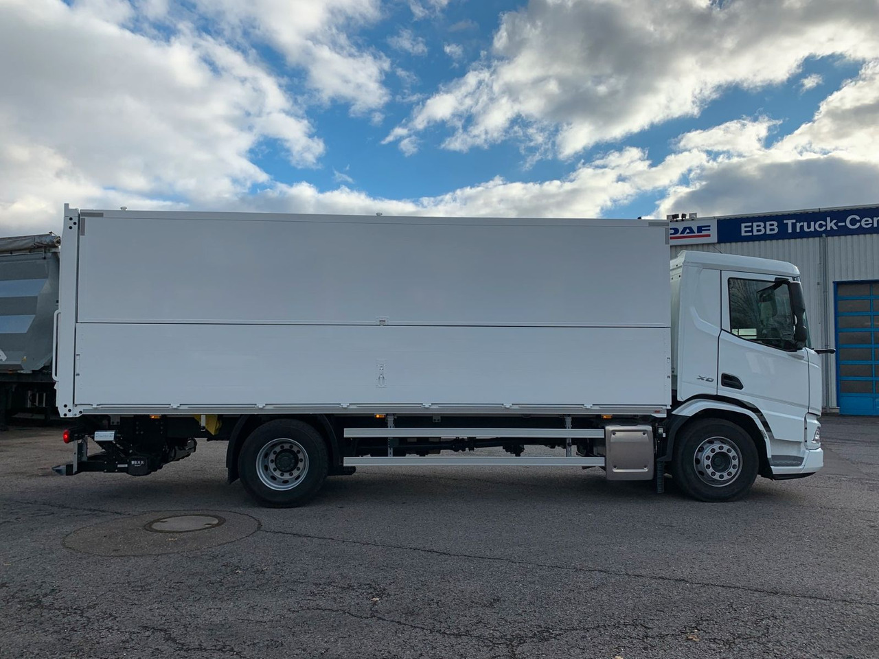 DAF FA XD 370 zikun Swing-Board-Aufbau - Camion pour le transport de boissons: photos 3 DAF FA XD 370 zikun Swing-Board-Aufbau - Camion pour le transport de boissons: photos 3