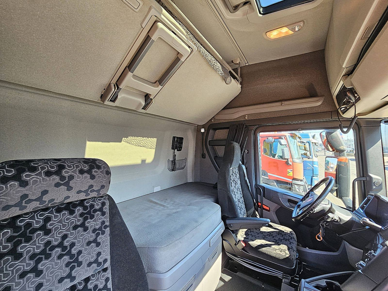 Photo d'intérieur 2: Camion à rideaux coulissants Scania S450 6x2*4 FORKLIFT CONN.