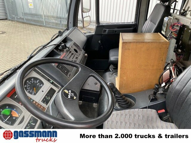 MAN 10.224 LC 4x2 BB Doka, TLF16/12, 6-Zylinder - Camion de pompier: photos 4 MAN 10.224 LC 4x2 BB Doka, TLF16/12, 6-Zylinder - Camion de pompier: photos 4