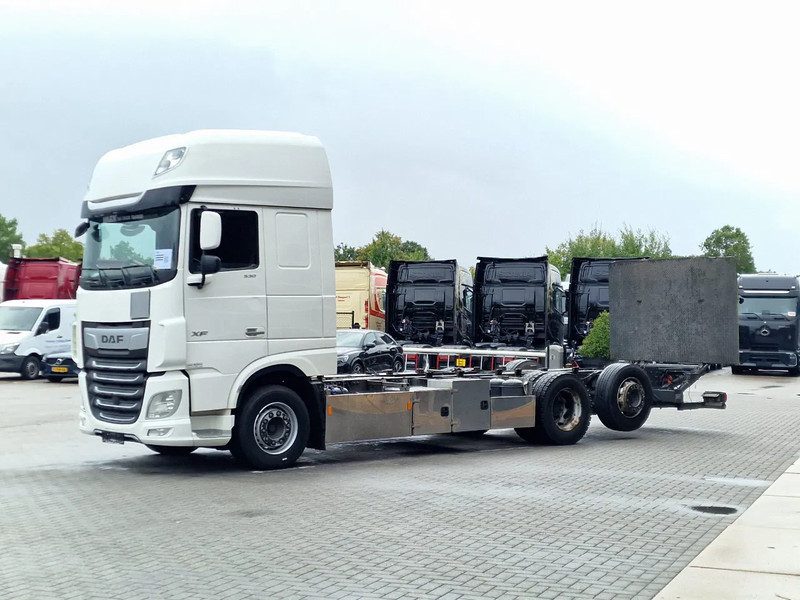 DAF XF 530 SuperSpaceCab 6x2*4 - Chassis 740 cm - Loadlift - Steering axle - Leather - - Châssis cabine: photos 3 DAF XF 530 SuperSpaceCab 6x2*4 - Chassis 740 cm - Loadlift - Steering axle - Leather - - Châssis cabine: photos 3