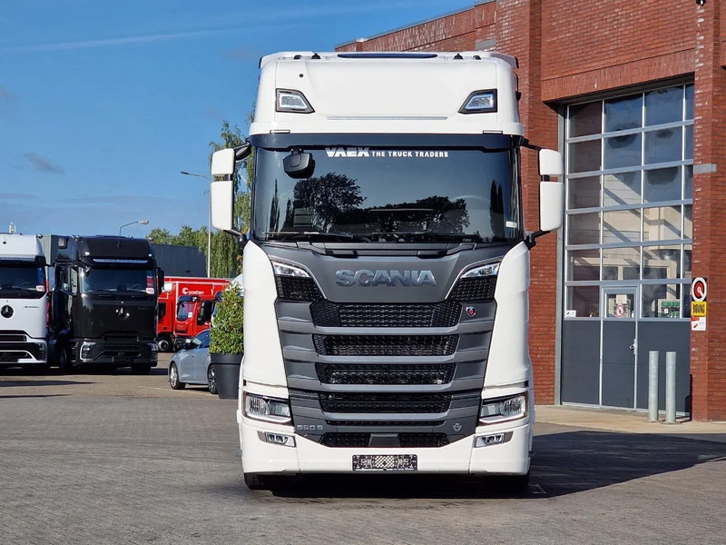 Scania 590S V8 NGS Highline 4x2 - New - Facelift - Full spec - Retarder - Leather - Full air - Tracteur routier: photos 2 Scania 590S V8 NGS Highline 4x2 - New - Facelift - Full spec - Retarder - Leather - Full air - Tracteur routier: photos 2