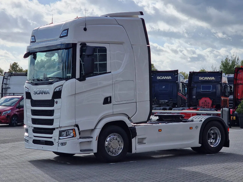 Scania 590S V8 NGS Highline 4x2 - New - Retarder - Leather - Alloy wheels Led - Navi - NEW! - Tracteur routier: photos 3 Scania 590S V8 NGS Highline 4x2 - New - Retarder - Leather - Alloy wheels Led - Navi - NEW! - Tracteur routier: photos 3