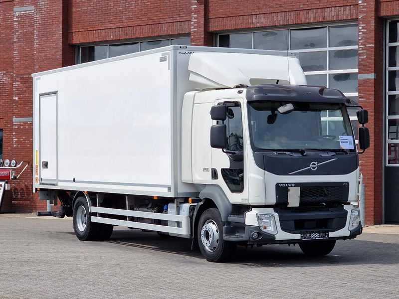 Volvo FL 250 Closed box - Loadlift - Automatic gearbox - Camera - Camion fourgon: photos 1 Volvo FL 250 Closed box - Loadlift - Automatic gearbox - Camera - Camion fourgon: photos 1