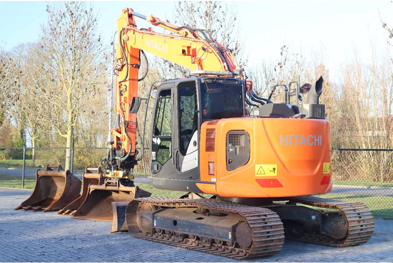 Hitachi ZX135 US-6 | ROTOTILT | DOZERBLADE | 2D GPS | 3X BUCKET - Pelle sur chenille: photos 3 Hitachi ZX135 US-6 | ROTOTILT | DOZERBLADE | 2D GPS | 3X BUCKET - Pelle sur chenille: photos 3