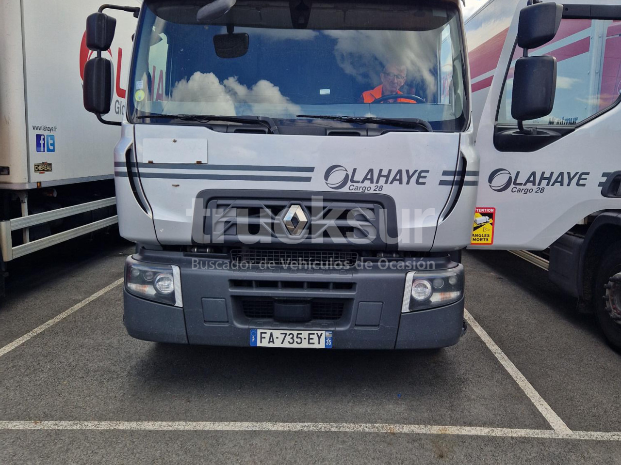 RENAULT D320.26 - Camion à rideaux coulissants: photos 2 RENAULT D320.26 - Camion à rideaux coulissants: photos 2