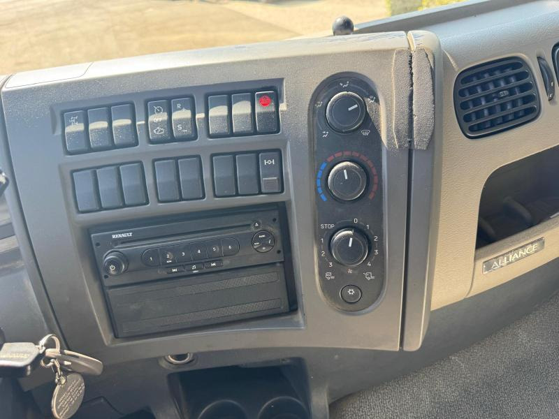 Camion citerne pour transport de carburant Renault Premium: photos 20 Camion citerne pour transport de carburant Renault Premium: photos 20