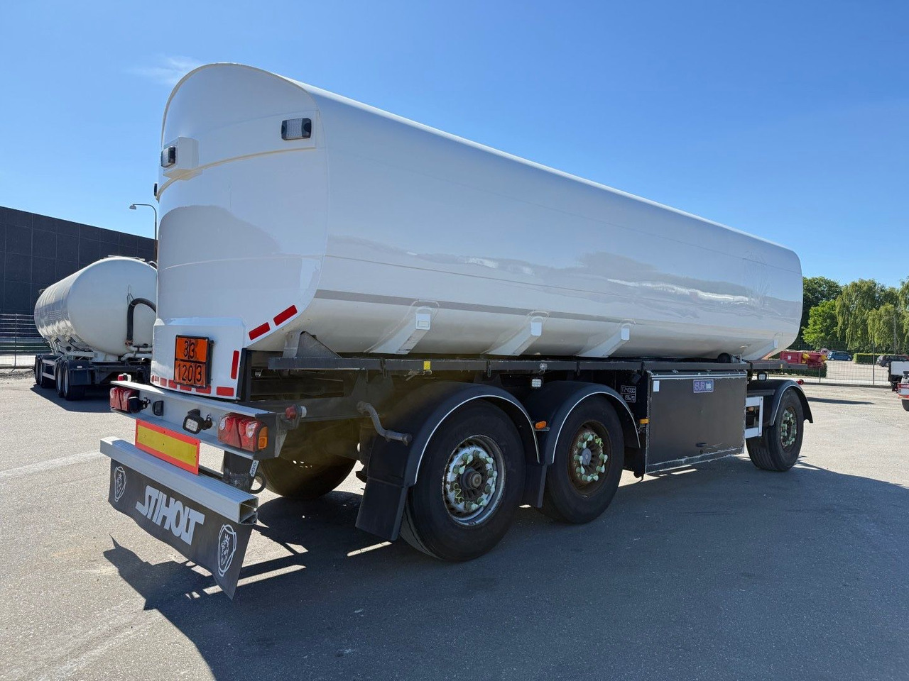 Eurotank 3 axle ET-26-4 ADR 25.500 L 4 Room - Remorque citerne: photos 3 Eurotank 3 axle ET-26-4 ADR 25.500 L 4 Room - Remorque citerne: photos 3