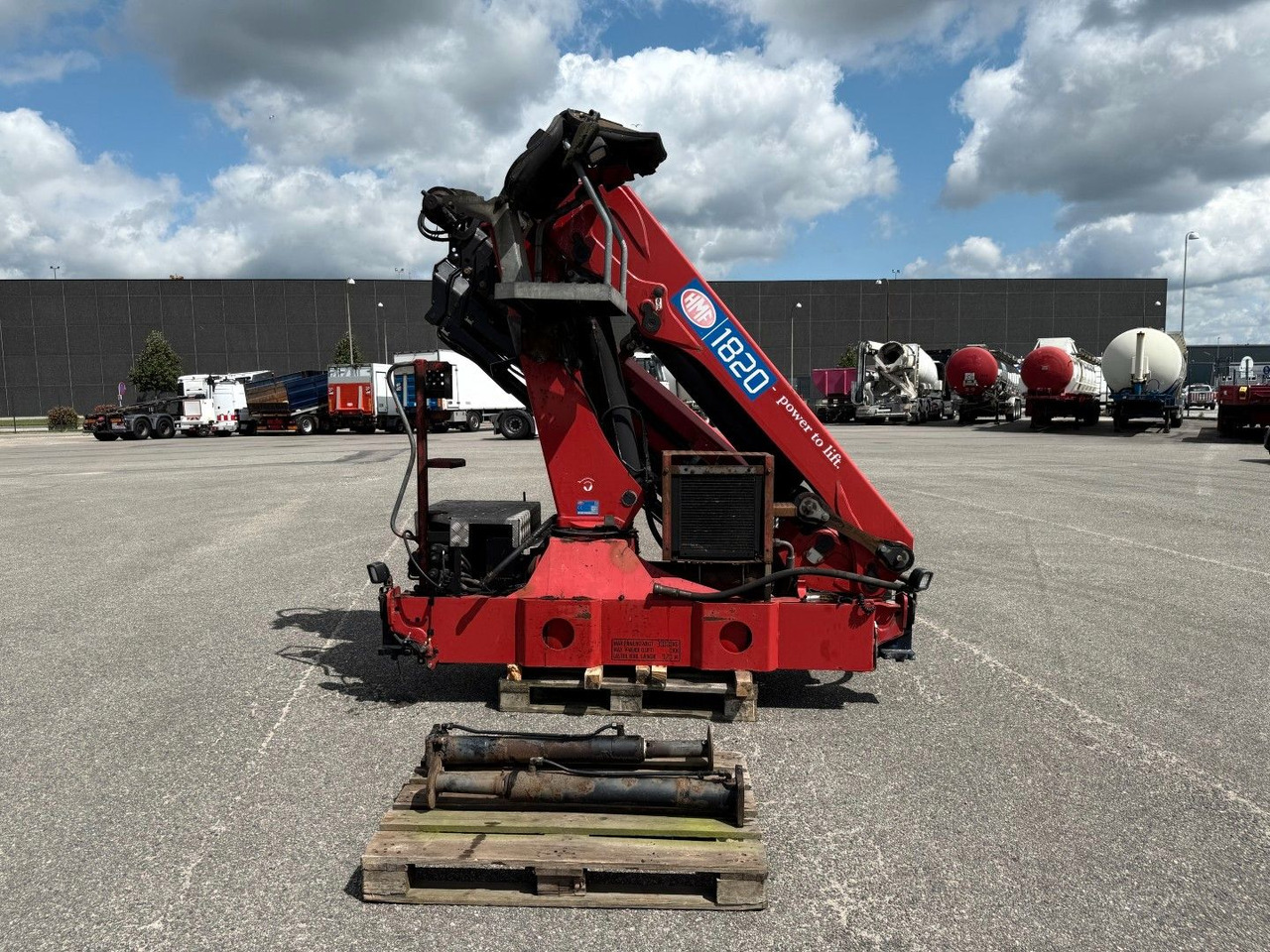 HMF 1820 K4 Remote control / Kran / Crane - Camion grue: photos 1 HMF 1820 K4 Remote control / Kran / Crane - Camion grue: photos 1