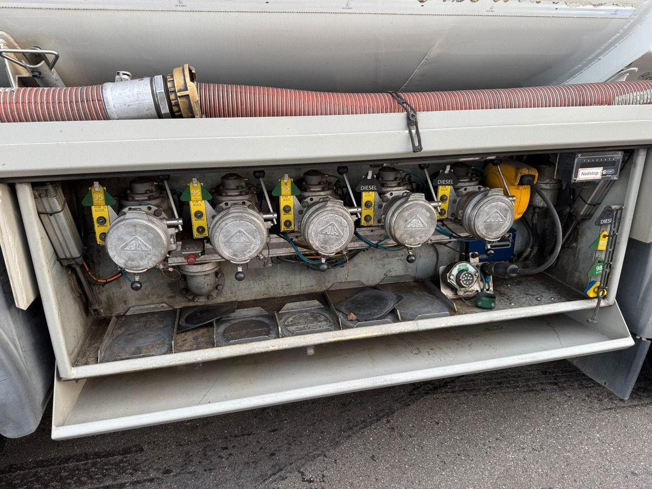 MAN TGS 35.480 8x2*6 Euro 6 23.000 l ADR Tanktruck - Camion citerne: photos 5 MAN TGS 35.480 8x2*6 Euro 6 23.000 l ADR Tanktruck - Camion citerne: photos 5