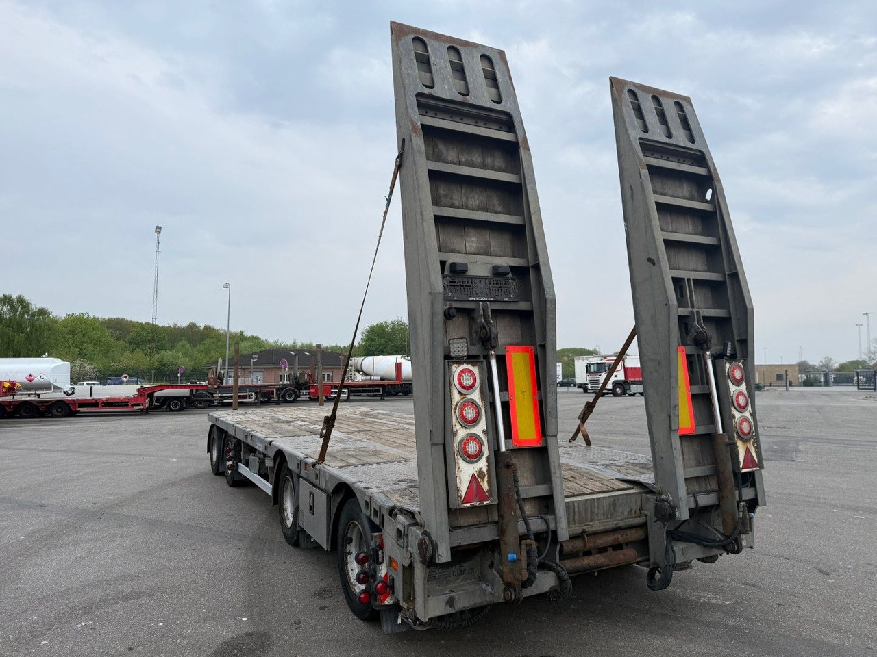 MTDK 4 Achsen 30 t. Maschinen Hydr. rampen - Remorque porte-engin surbaissée: photos 4 MTDK 4 Achsen 30 t. Maschinen Hydr. rampen - Remorque porte-engin surbaissée: photos 4