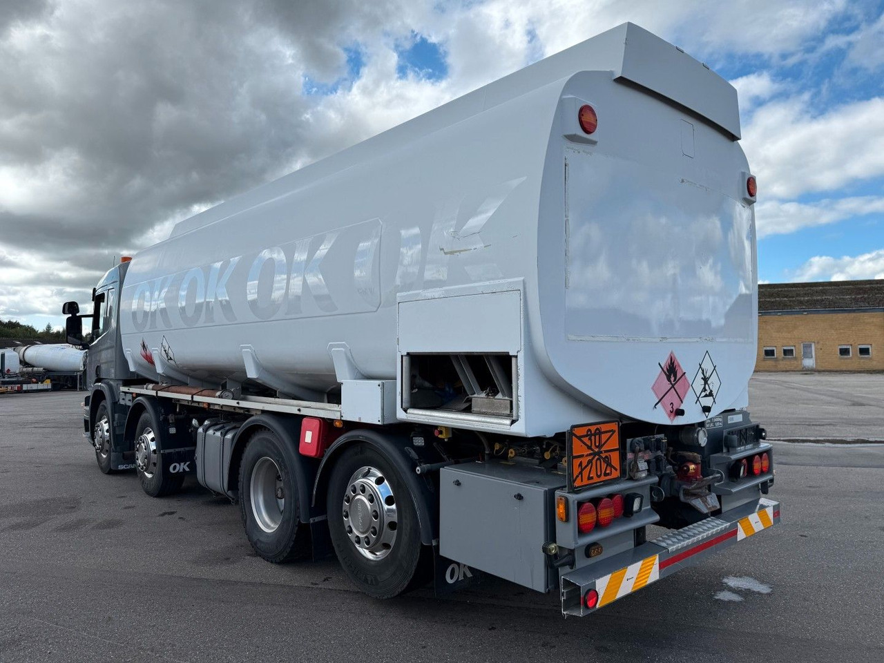 Scania P400 8x2*6 HMK Bilcon 24.000 l. ADR Euro 5 - Camion citerne: photos 4 Scania P400 8x2*6 HMK Bilcon 24.000 l. ADR Euro 5 - Camion citerne: photos 4