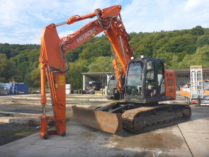 Hitachi ZX225USLC-5B - Pelle sur chenille: photos 2 Hitachi ZX225USLC-5B - Pelle sur chenille: photos 2