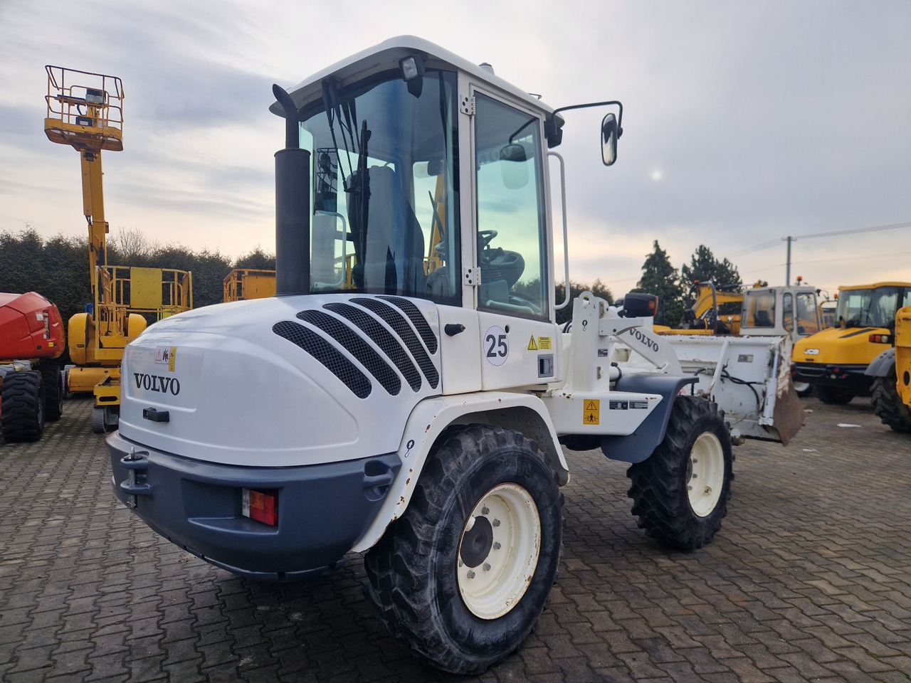 VOLVO L 30 B – Z/X - Chargeuse sur pneus: photos 3 VOLVO L 30 B – Z/X - Chargeuse sur pneus: photos 3