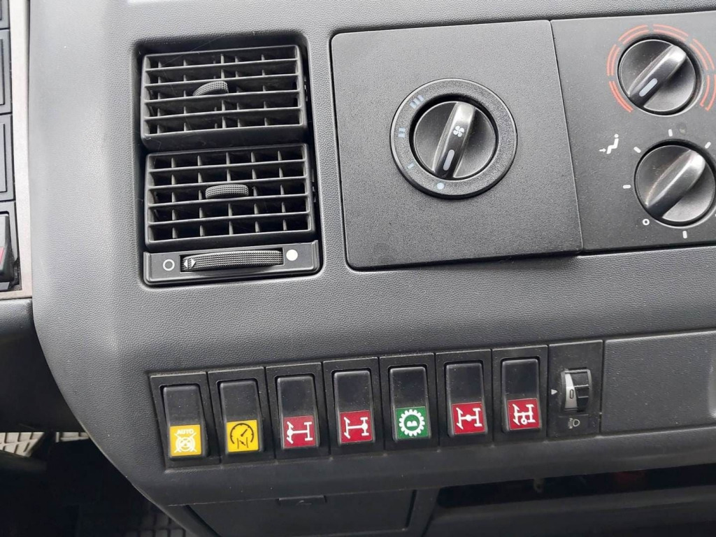 Camion benne, Camion grue MAN LE 8.220 4x4 / Kran: photos 10