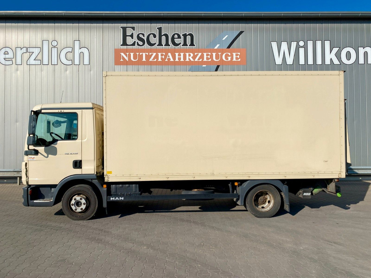 MAN TGL 8.150 Blatt/Blatt*5,5mKoffer*LBW*Seitentür MAN TGL 8.150 Blatt/Blatt*5,5mKoffer*LBW*Seitentür - Camion fourgon: photos 2 MAN TGL 8.150 Blatt/Blatt*5,5mKoffer*LBW*Seitentür MAN TGL 8.150 Blatt/Blatt*5,5mKoffer*LBW*Seitentür - Camion fourgon: photos 2