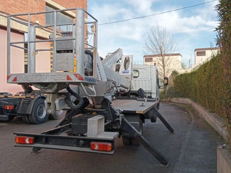 MULTITEL NISSAN NT 400 + HX 195 - Camion avec nacelle: photos 1 MULTITEL NISSAN NT 400 + HX 195 - Camion avec nacelle: photos 1