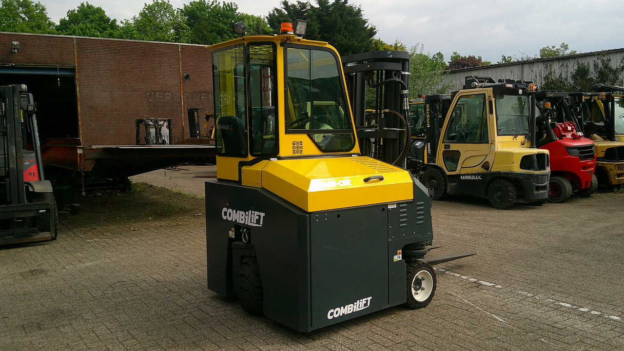 COMBILIFT CBE2500 CABIN - Chariot latéral: photos 1 COMBILIFT CBE2500 CABIN - Chariot latéral: photos 1