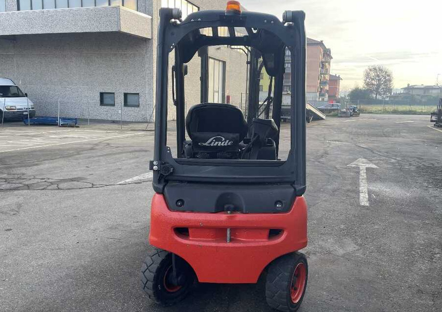 Linde E 16 P-02/386 - Chariot élévateur électrique: photos 4 Linde E 16 P-02/386 - Chariot élévateur électrique: photos 4