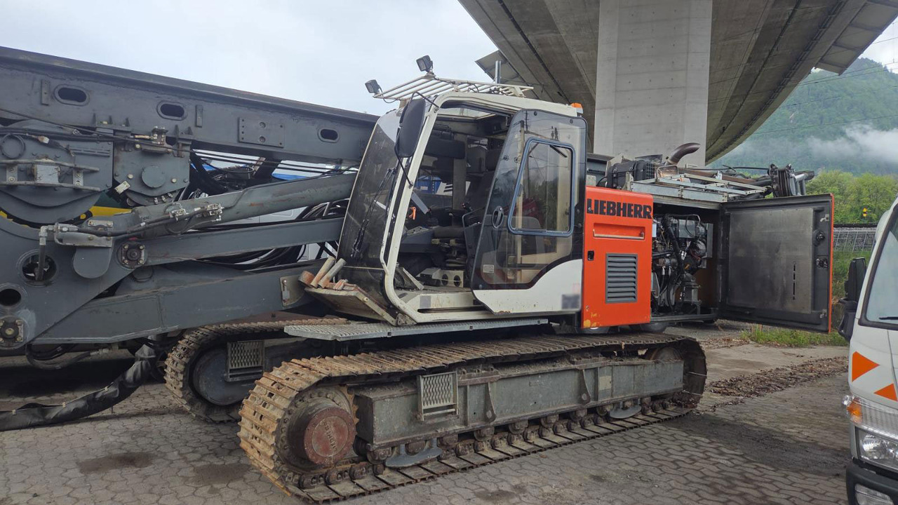 Liebherr LB16 - Mât de battage: photos 3 Liebherr LB16 - Mât de battage: photos 3