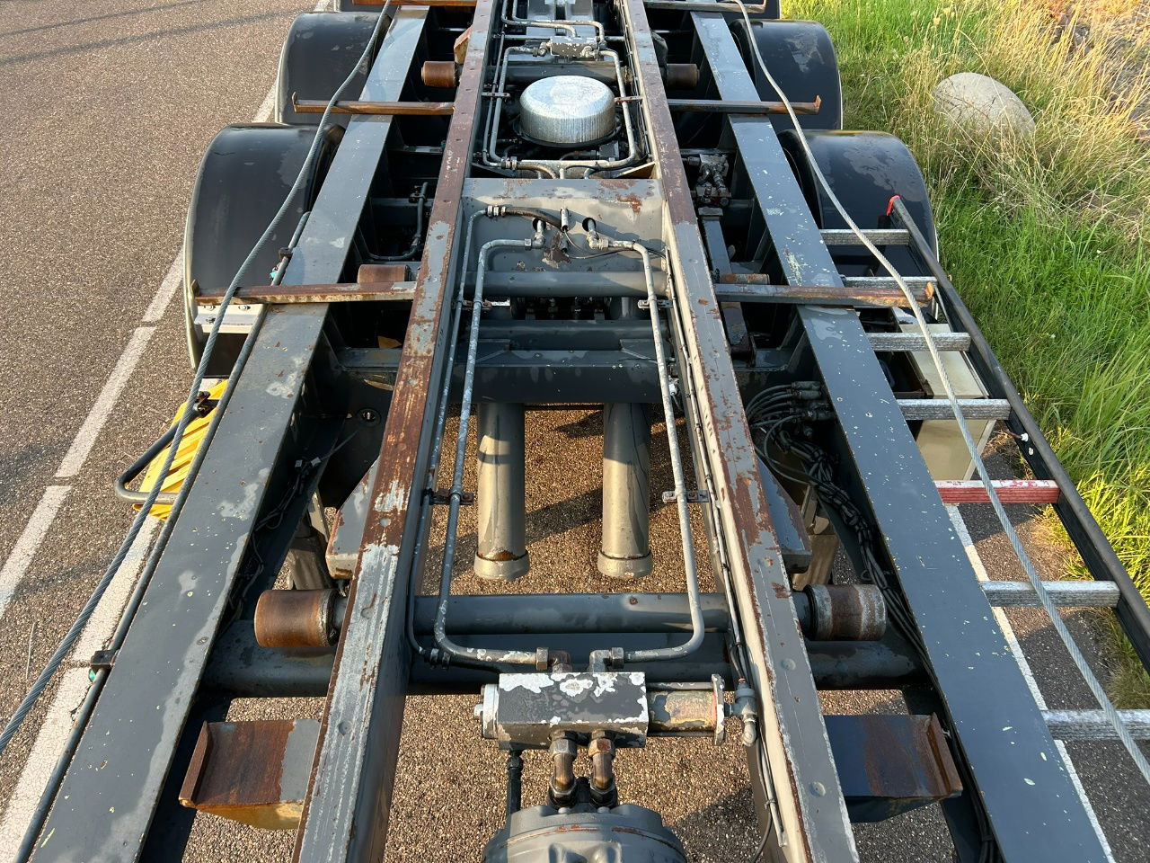 Semi-remorque porte-conteneur/ Caisse mobile Diversen Cable system 90 tipping / disc brakes bpw / lifting axle / remote control: photos 8 Semi-remorque porte-conteneur/ Caisse mobile Diversen Cable system 90 tipping / disc brakes bpw / lifting axle / remote control: photos 8