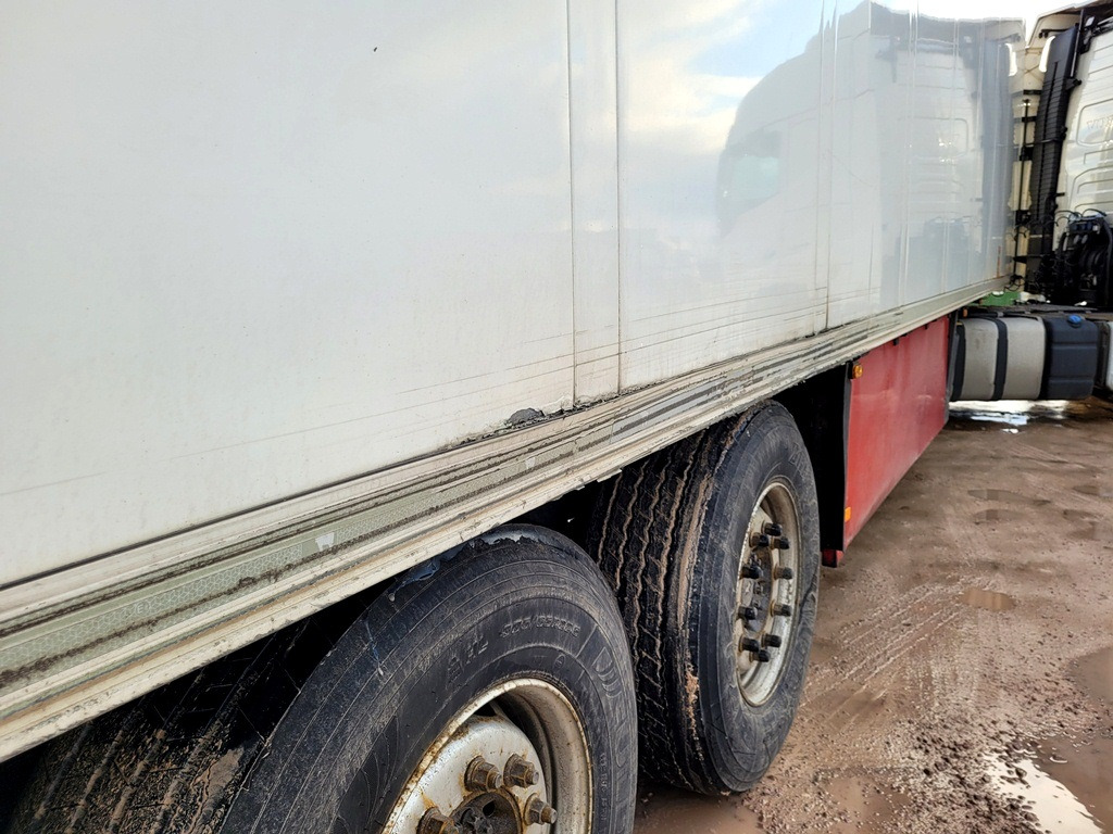 Tracteur routier Volvo FH460 + refrigerated semi-trailer: photos 21