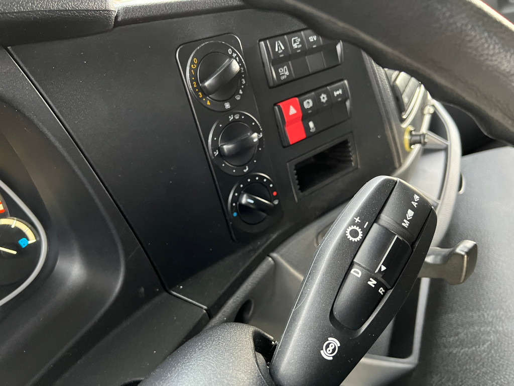 MERCEDES-BENZ Atego 1527 L Pritsche LBW LBW 1.5 to - Camion à rideaux coulissants: photos 2 MERCEDES-BENZ Atego 1527 L Pritsche LBW LBW 1.5 to - Camion à rideaux coulissants: photos 2