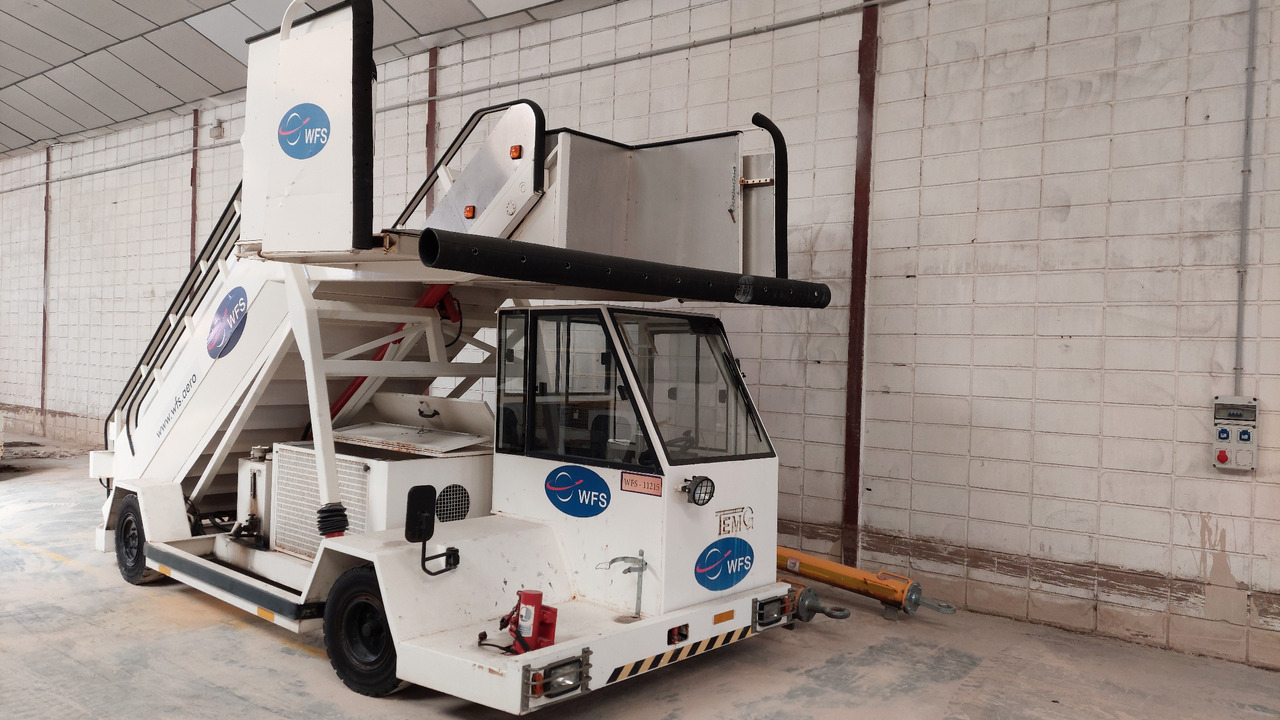 TG-2244 TEMG Passenger stairs - Escalier d'embarquement: photos 1 TG-2244 TEMG Passenger stairs - Escalier d'embarquement: photos 1