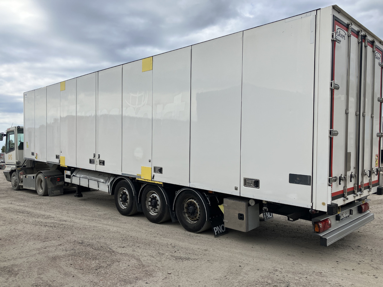 EKERI REEFER OPENSIDE - DOUPLESTOCK - HUCKEPACK - Semi-remorque frigorifique: photos 3 EKERI REEFER OPENSIDE - DOUPLESTOCK - HUCKEPACK - Semi-remorque frigorifique: photos 3