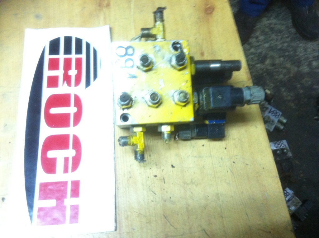 COMATROL 89 01 611 19 + 27VDC 28,5W - Valve hydraulique pour Engins de chantier: photos 1 COMATROL 89 01 611 19 + 27VDC 28,5W - Valve hydraulique pour Engins de chantier: photos 1